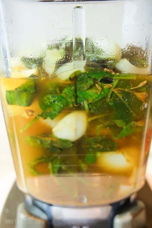 Put all the cooked spinach and spices into a blender.