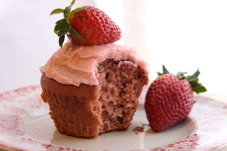 Homemade vegan strawberry cupcakes recipe all natural with fresh strawberries.
