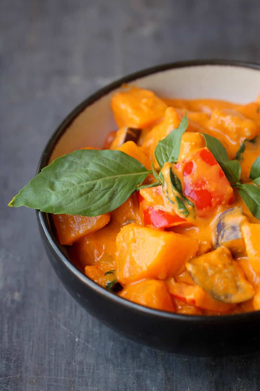 Vegan Curry Recipes - chickpea curry, potato curry, thai curry, vegan curry, vegetarian curry, instant pot curry #vegancurry #chickpeacurry #vegancurryrecipes #lentilcurry