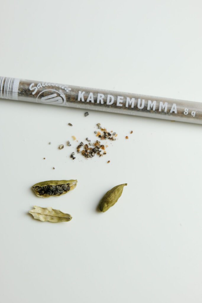 Cardamom examples: ground cardamom and fresh green cardamom (dried).